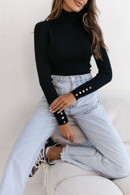 SWETER Z GOLFEM PRĄŻEK CZARNY